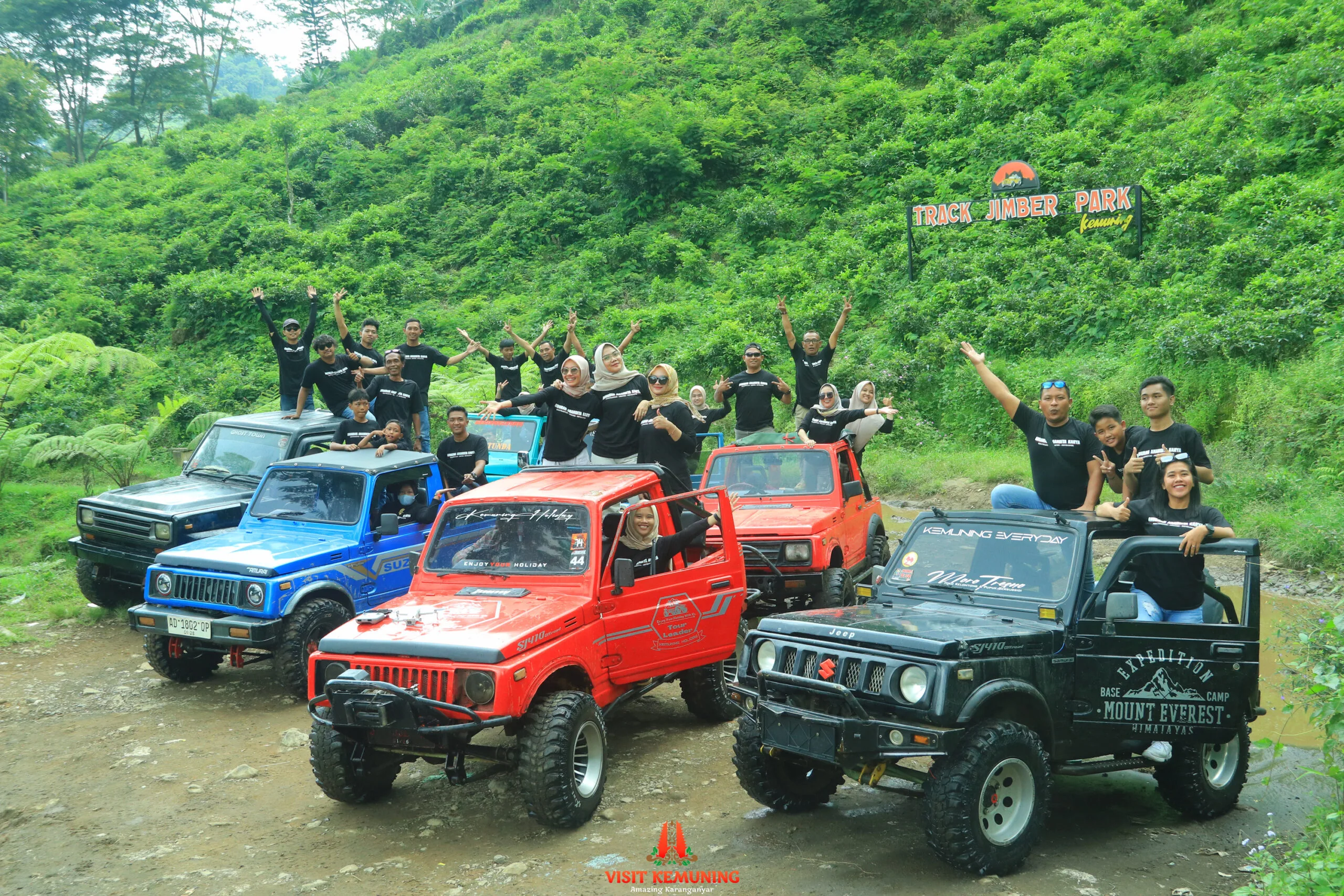 Peserta mengikuti rangkaian aktivitas acara khusus di area terbuka Kemuning