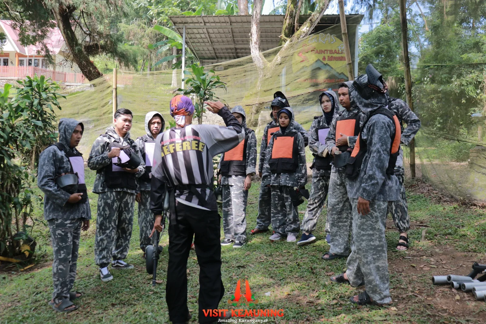 Peserta menyimak pengarahan aturan sebelum bermain paintball di Kemuning