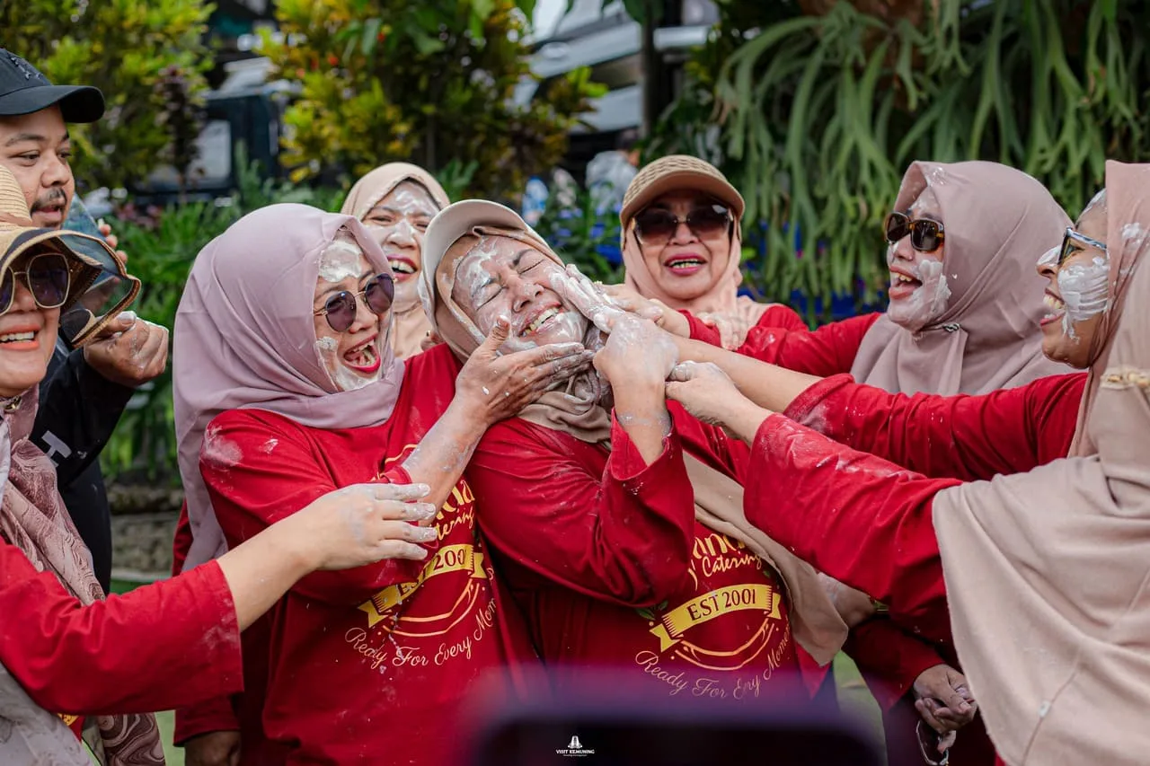 Peserta mengikuti fun games kelompok dalam paket outbound basic di Kemuning