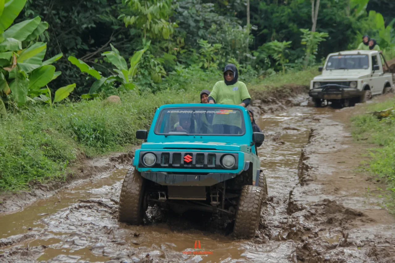 Rombongan menikmati perjalanan jeep melintasi kebun teh dan perbukitan Kemuning