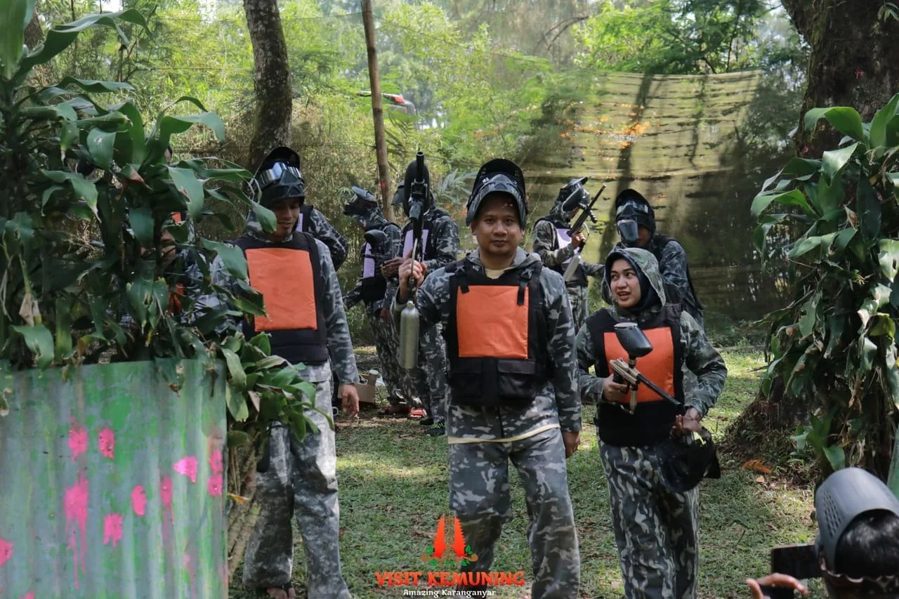 Peserta berkumpul membagi tim sebelum pertandingan paintball di Kemuning