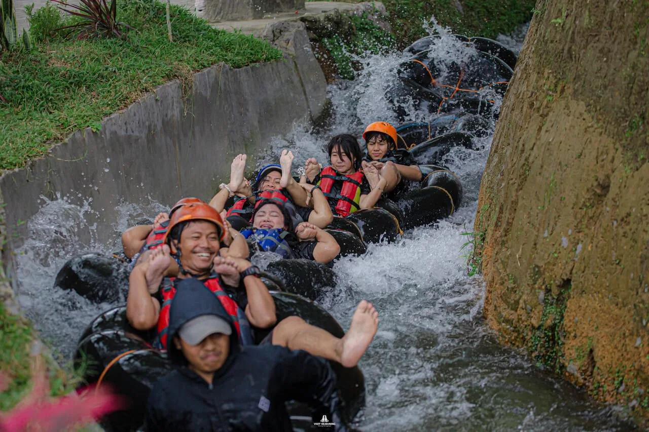 Peserta menyusuri aliran sungai dengan ban secara berkelompok di Kemuning