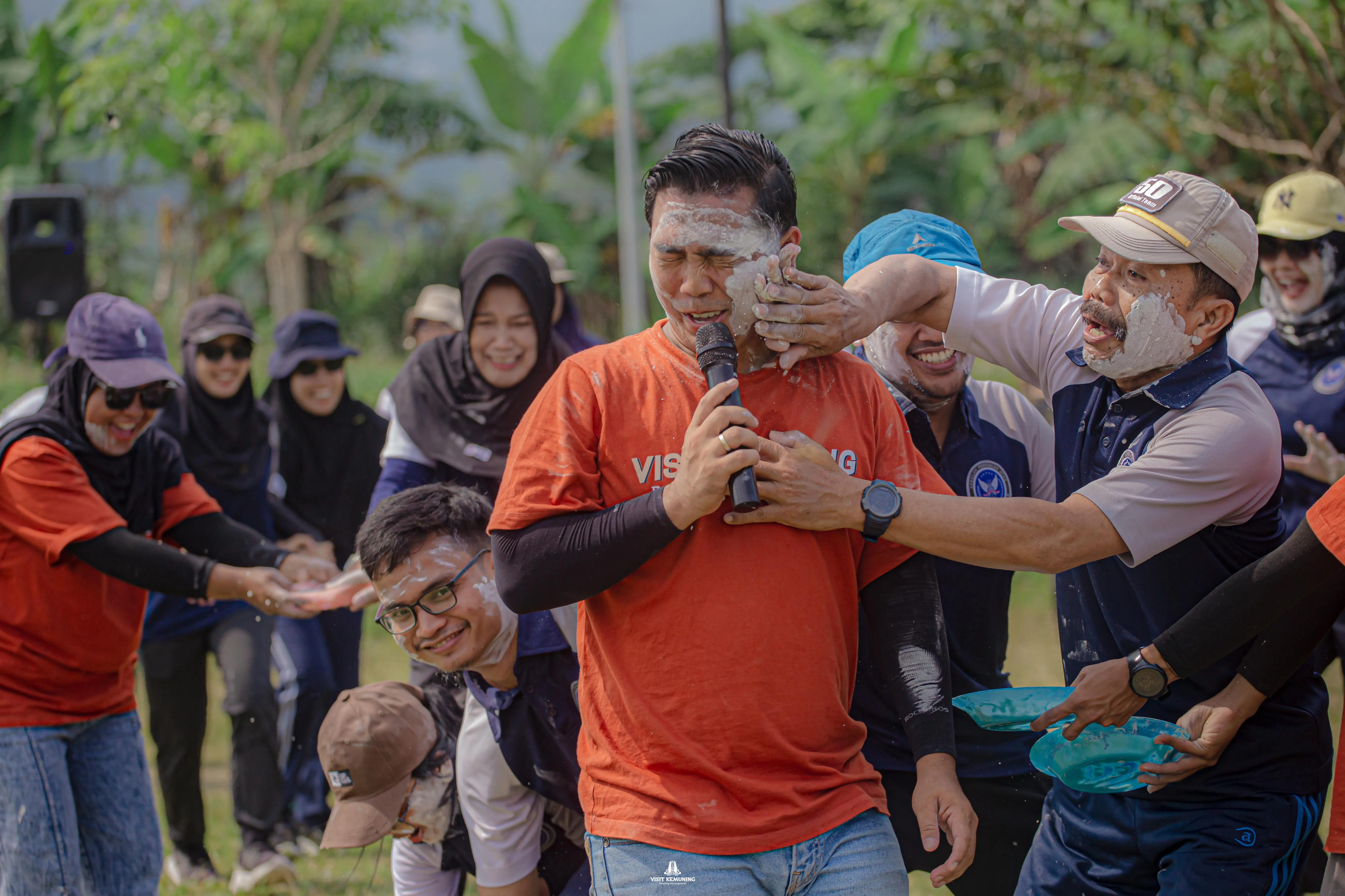 Trainer yang sedang memimpin jalannya permainan di kemuning