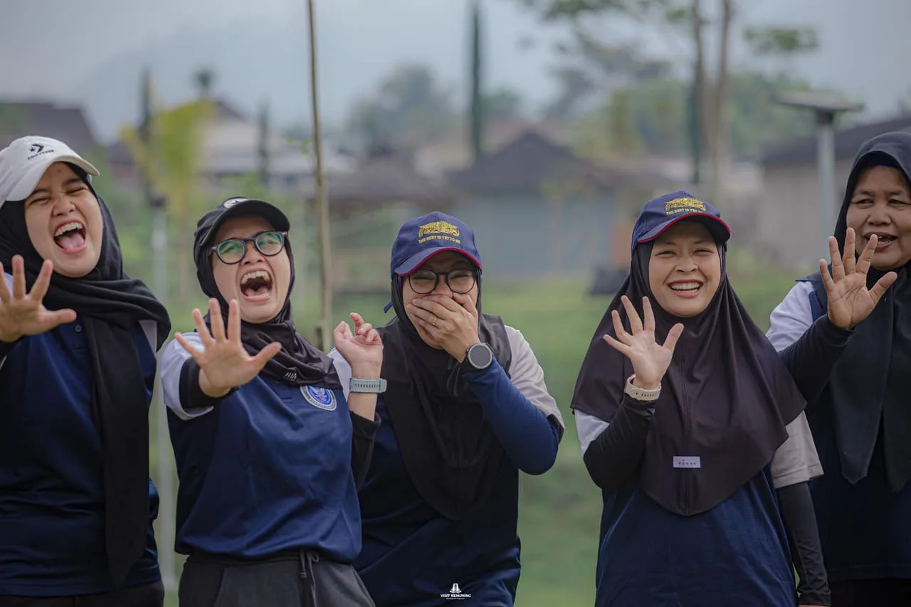 Peserta tertawa saat mengikuti permainan ice breaking di Kemuning