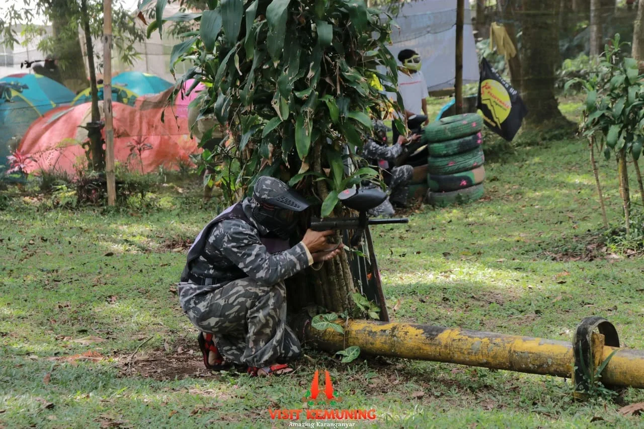 Dua tim bergerak menyelesaikan misi dalam permainan paintball di Kemuning