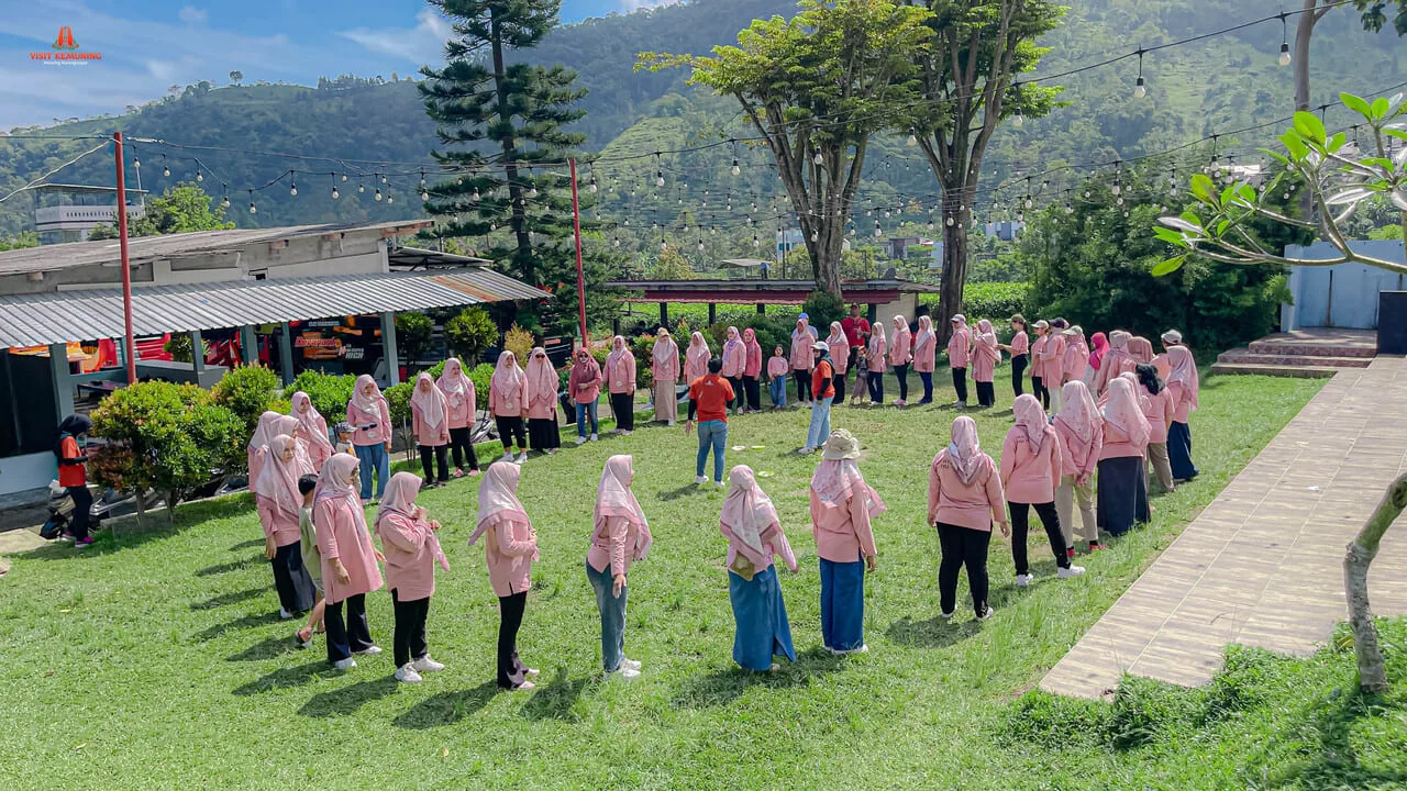 Peserta mengikuti permainan kelompok dalam kegiatan outbound di kawasan Kemuning