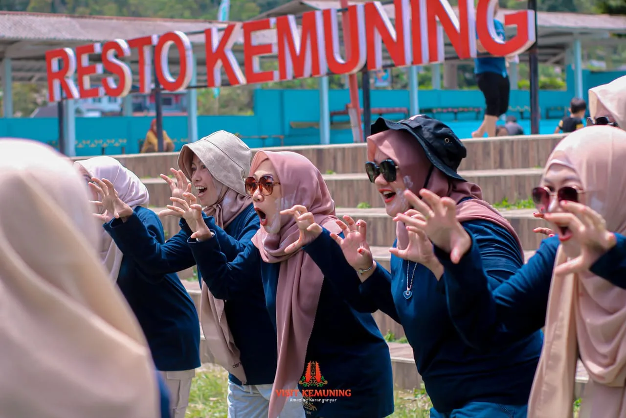 Peserta berkumpul mengikuti sesi refleksi setelah aktivitas team building