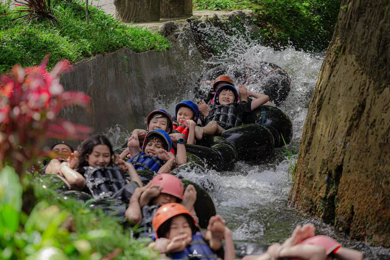 Rombongan menyusuri aliran sungai dengan ban saat river tubing di Kemuning