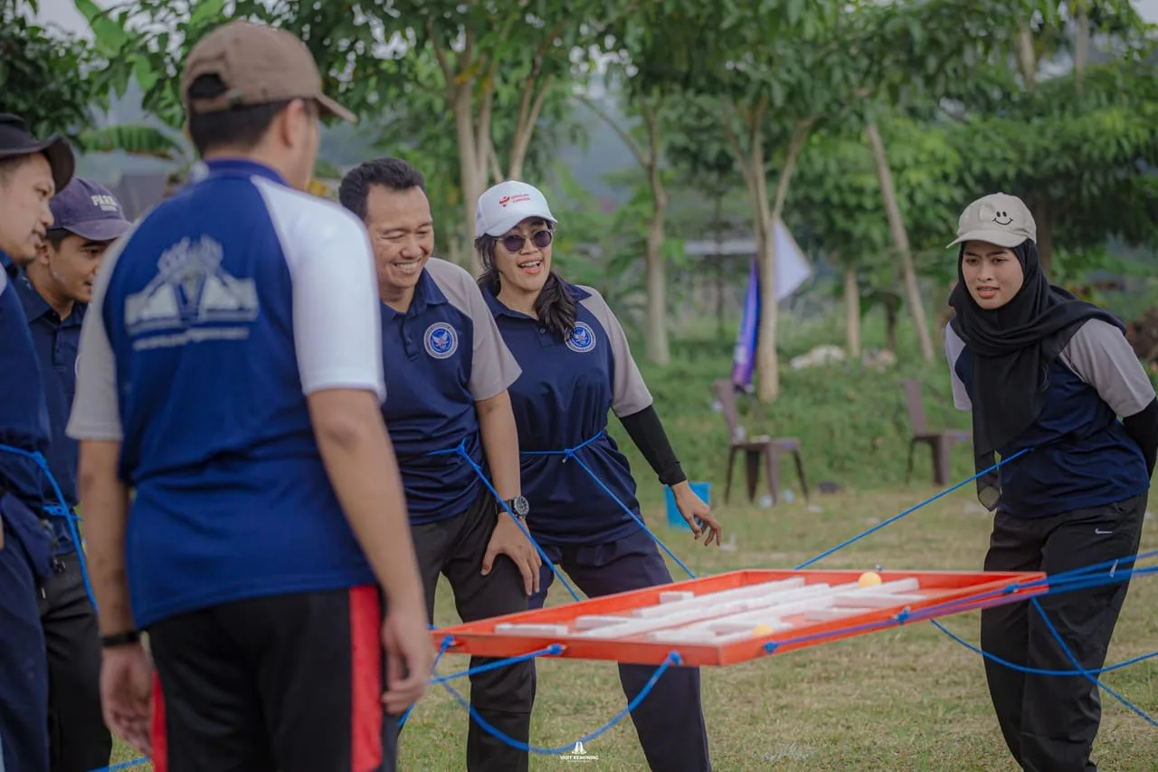 Outbound Building menggunakan alat untuk memperkuat kekompakan tim
