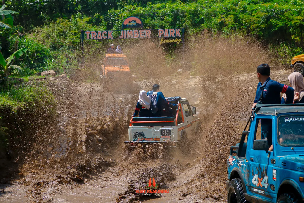 Jeep melewati trek berlumpur di jalur off-road kawasan Kemuning